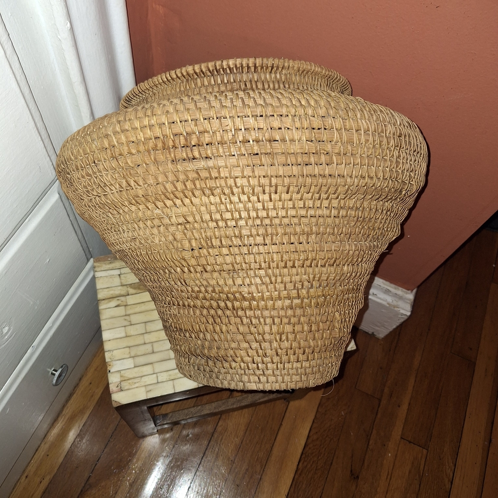 Lg Vintage Handwoven "Urn" Style Rattan Basket with Lid - Picture 6 of 16